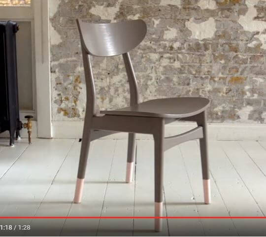 Að mála stólfætur með “dýfu”