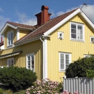 Að mála timburhús með gamaldags þekjandi olíu